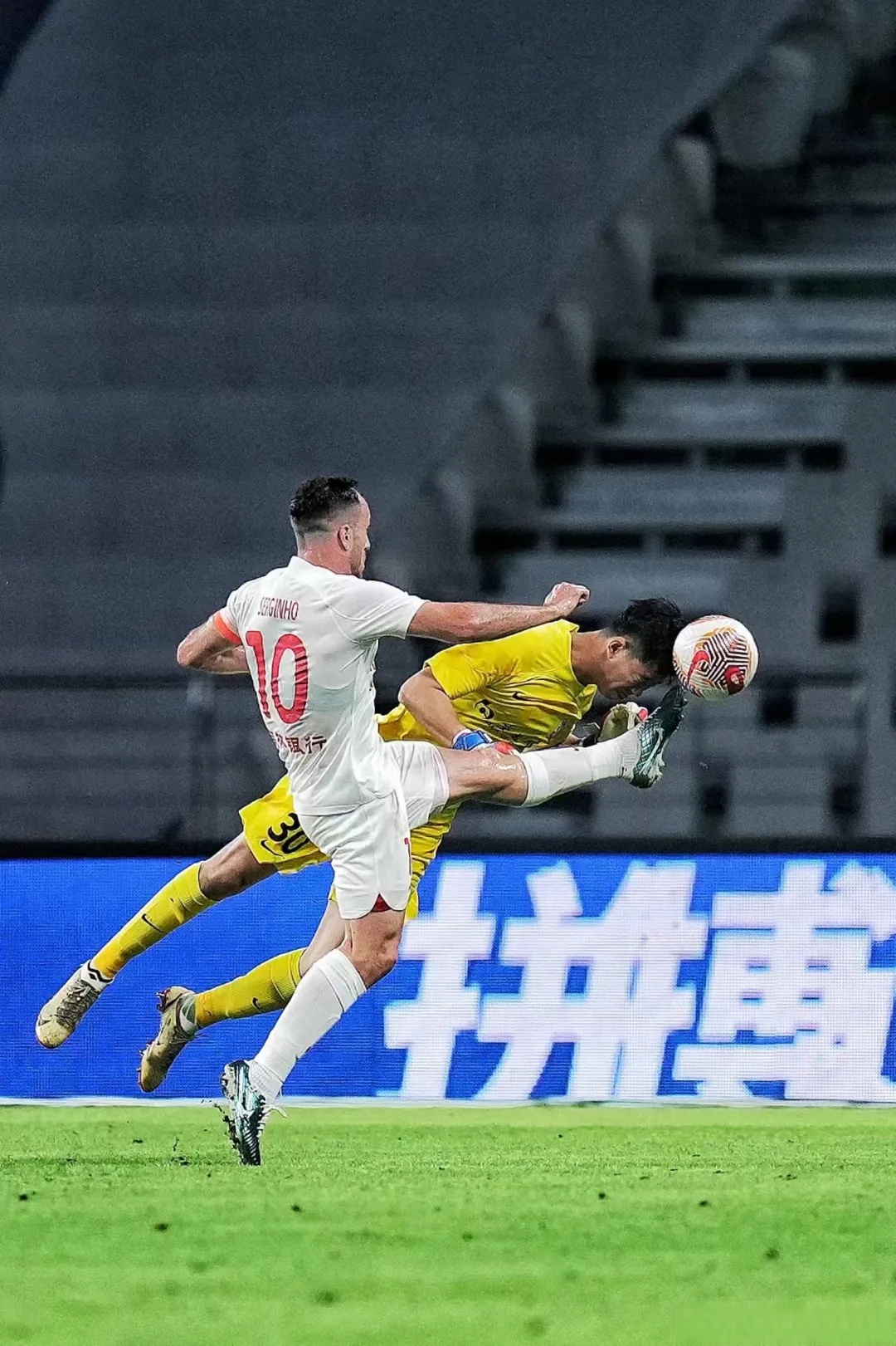 包含皇家社会迎德国杯关键赛上海申花围绕法国杯内部沟通，这操作让人直呼：里程碑夜那不勒斯再遭质疑的词条