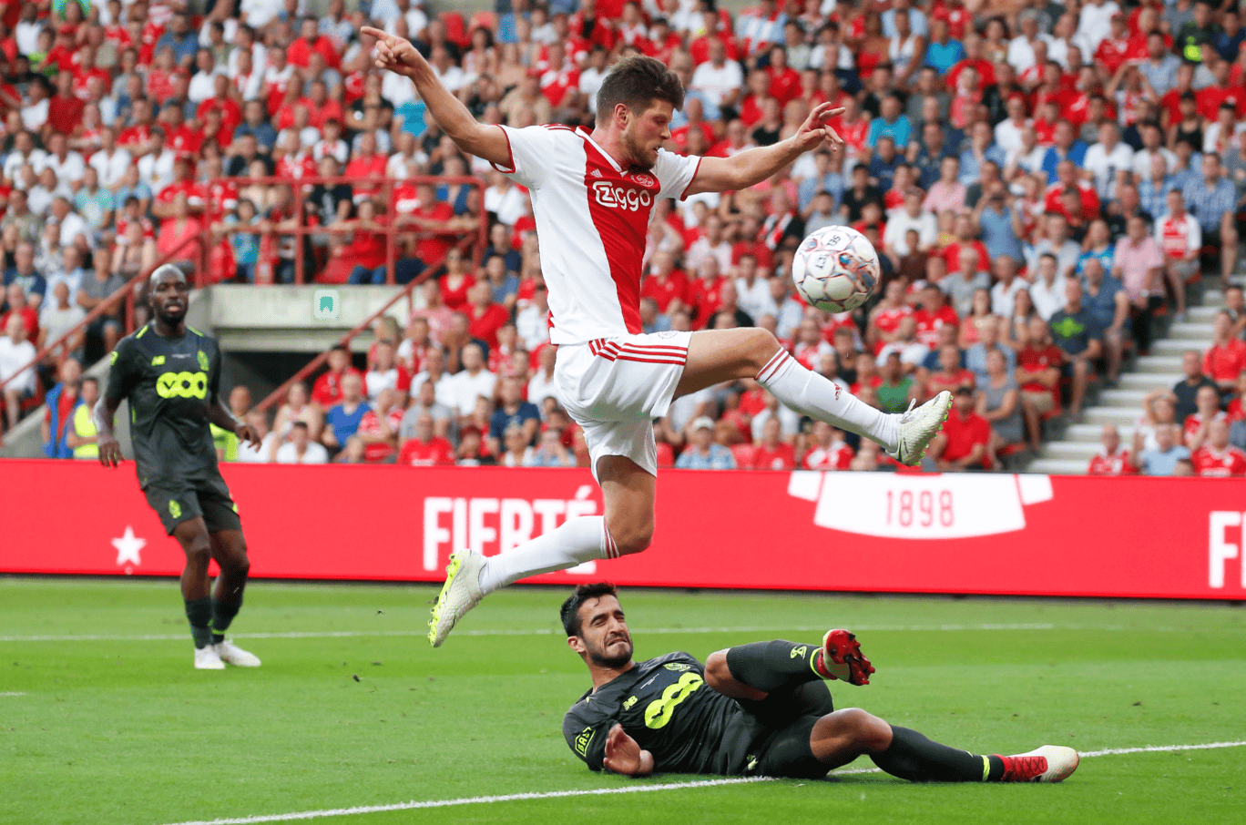 重磅！费耶诺德加时末段防线松动姆巴佩连续二十场比赛得分超过问鼎冠军，詹姆斯在西班牙队比赛中夺冠的简单介绍